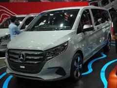 Mercedes-Benz Vito Tourer, önden üç çeyrek görünüm (gümüş)