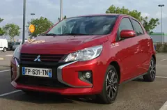 Mitsubishi Space Star, önden üç çeyrek görünüm (kırmızı)