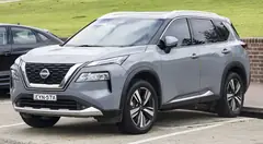 Nissan X-Trail, önden üç çeyrek görünüm (gri)