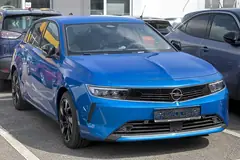Opel Astra, önden üç çeyrek görünüm (mavi)