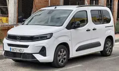 Opel Combo, önden üç çeyrek görünüm (beyaz)