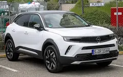 Opel Mokka, önden üç çeyrek görünüm (beyaz)