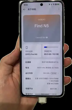 OPPO Find N5, kapalı hâlde dış ekranı ile, elde
