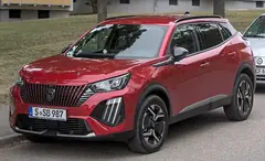 Peugeot 2008, önden üç çeyrek görünüm (kırmızı)