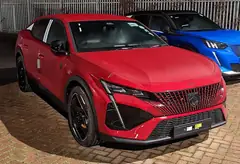Peugeot 408, önden üç çeyrek görünüm (kırmızı)