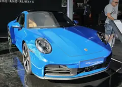 Porsche 911, önden üç çeyrek görünüm (mavi)