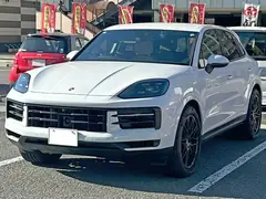 Porsche Cayenne, önden üç çeyrek görünüm (beyaz)