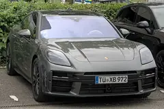 Porsche Panamera, önden üç çeyrek görünüm (gri)