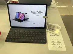 REDMI Pad Pro, klavyeli kÄ±lÄ±fla maÄŸaza standÄ±nda