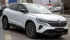 Renault Austral, önden üç çeyrek görünüm (beyaz)