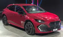Renault Clio, önden üç çeyrek görünüm (kırmızı)