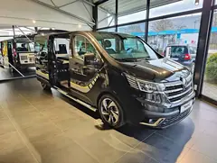 Renault Trafic Combi, önden üç çeyrek görünüm (siyah)