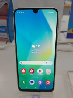 Samsung Galaxy A16 5G, önden, mağaza standında