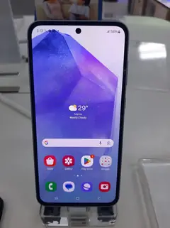 Samsung Galaxy A55 5G, Ã¶nden, maÄŸaza standÄ±nda
