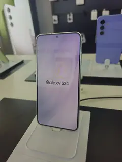 Samsung Galaxy S24, önden, mağaza standında (krem)
