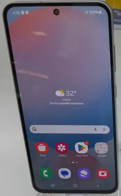 Samsung Galaxy S24 FE, önden, mağaza standında