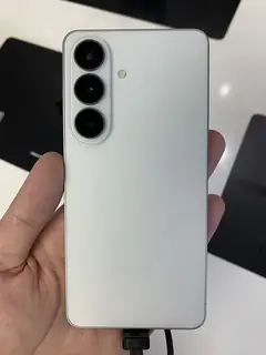 Samsung Galaxy S26, arkadan (beyaz)