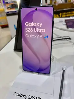 Samsung Galaxy S26 Ultra, Ã¶nden, maÄŸaza standÄ±nda S Pen ile (mor)