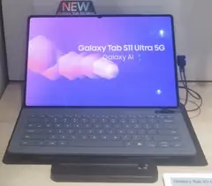 Samsung Galaxy Tab S11 Ultra, klavyeli kılıfla mağaza standında