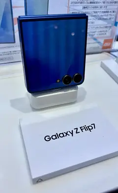 Samsung Galaxy Z Flip7, kapalÄ± hÃ¢lde dÄ±ÅŸ ekranÄ± ile (mavi)