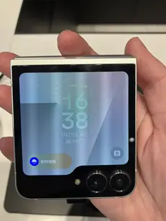 Samsung Galaxy Z Flip7 FE, kapalı hâlde dış ekranı ile