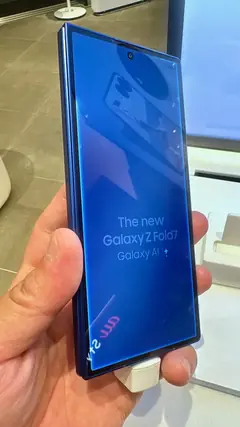 Samsung Galaxy Z Fold7, kapalÄ± hÃ¢lde dÄ±ÅŸ ekranÄ± ile (lacivert)