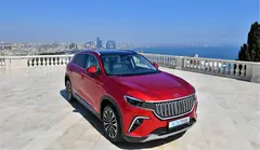 Togg T10X, önden üç çeyrek görünüm (kırmızı)
