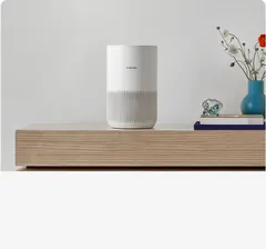 Xiaomi Smart Air Purifier 4 Compact, önden, ev ortamında (raf üstünde) (Beyaz)