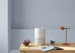 Xiaomi Smart Air Purifier 4 Compact, önden, ev ortamında (masa üstünde) (Beyaz)