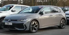 Volkswagen Golf, önden üç çeyrek görünüm (gri)