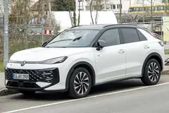 Volkswagen T-Roc, önden üç çeyrek görünüm (beyaz, siyah tavan)