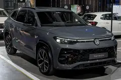 Volkswagen Tayron, önden üç çeyrek görünüm (gri)