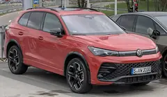 Volkswagen Tiguan, önden üç çeyrek görünüm (kırmızı)