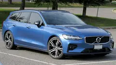 Volvo V60, önden üç çeyrek görünüm (mavi)