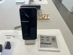 Xiaomi 15, Ã¶nden, maÄŸaza standÄ±nda