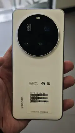 Xiaomi 15 Ultra, arkadan (beyaz)