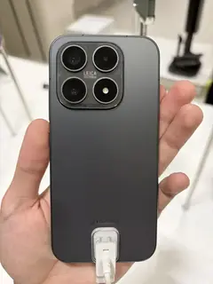 Xiaomi 17, arkadan (siyah)
