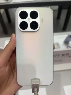 Xiaomi 17T, arkadan (beyaz)