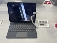 Xiaomi Pad 7, klavyeli kÄ±lÄ±fla maÄŸaza standÄ±nda